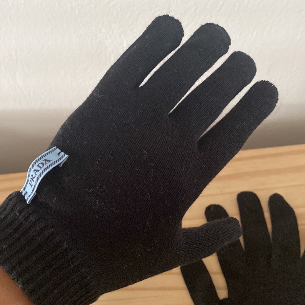 PRADA KNIT GLOVES